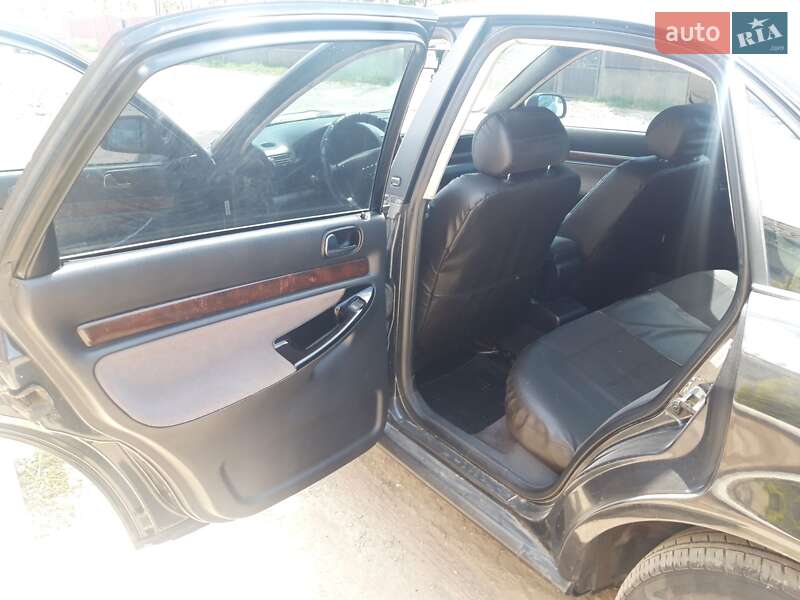 Седан Audi A4 1995 в Виноградові
