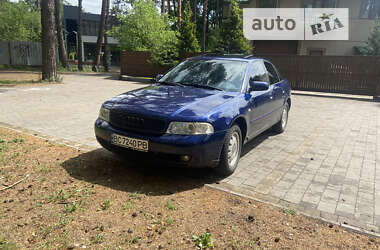 Седан Audi A4 2000 в Городку