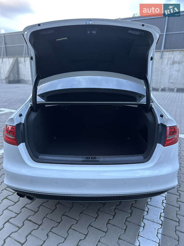 Седан Audi A4 2014 в Ивано-Франковске