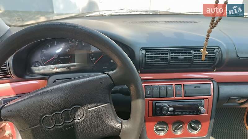 Седан Audi A4 1995 в Черкасах