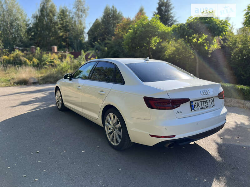 Седан Audi A4 2016 в Ровно