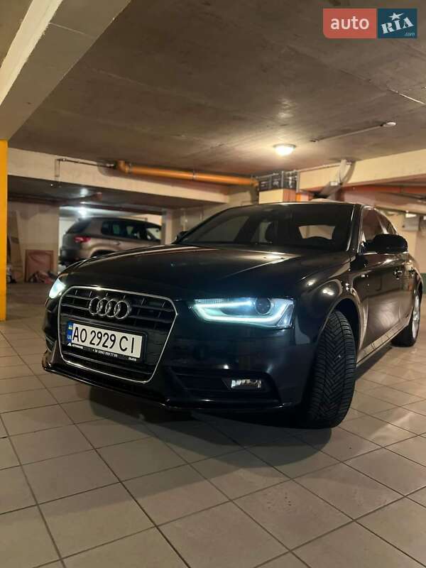 Седан Audi A4 2012 в Ужгороді