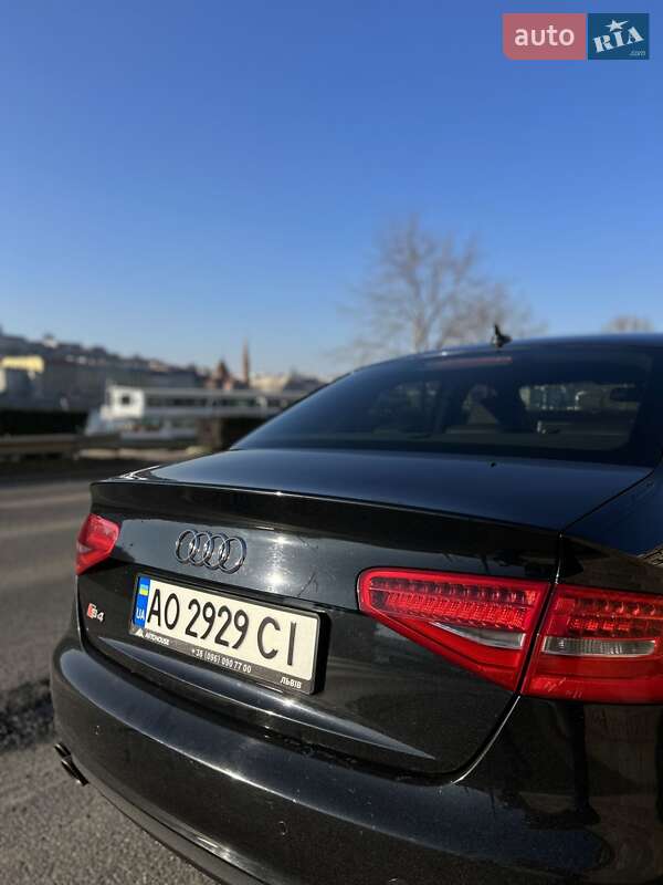 Седан Audi A4 2012 в Ужгороді