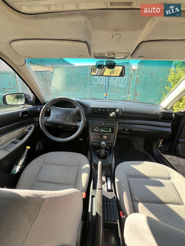 Седан Audi A4 1996 в Каменском