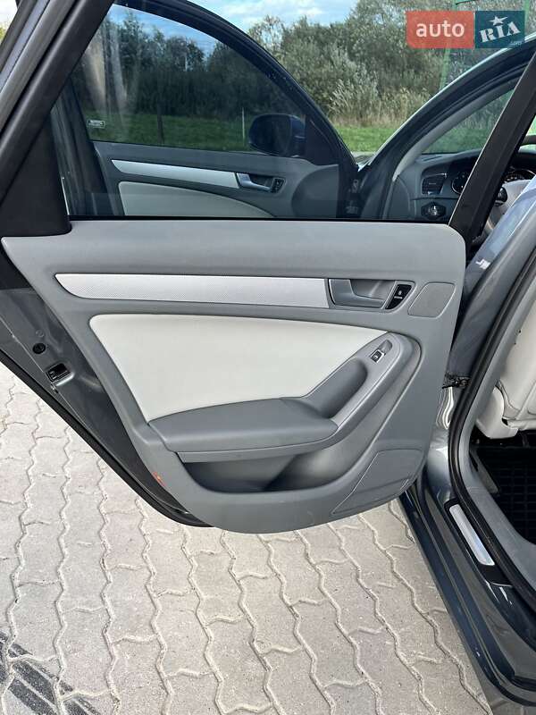 Седан Audi A4 2012 в Львове