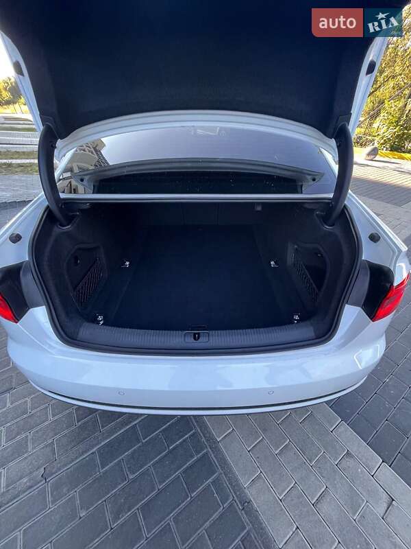 Седан Audi A4 2017 в Львове