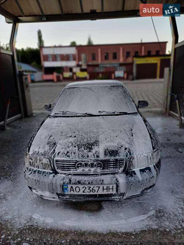 Седан Audi A4 1996 в Сваляве