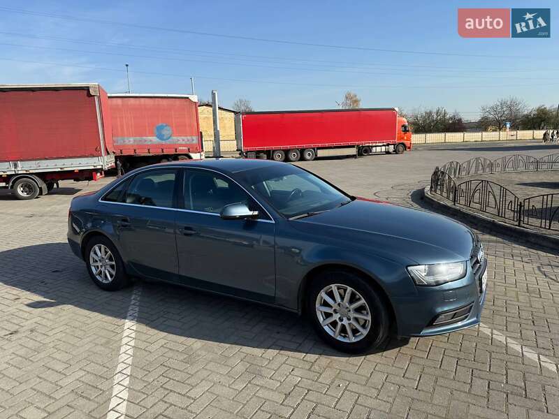 Седан Audi A4 2015 в Мукачево