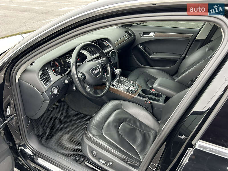Седан Audi A4 2013 в Львове
