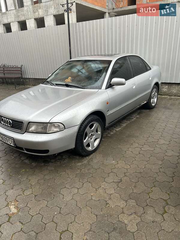 Седан Audi A4 1995 в Ивано-Франковске