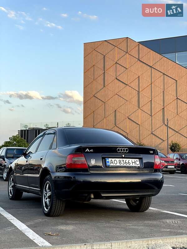 Седан Audi A4 1998 в Мукачевому