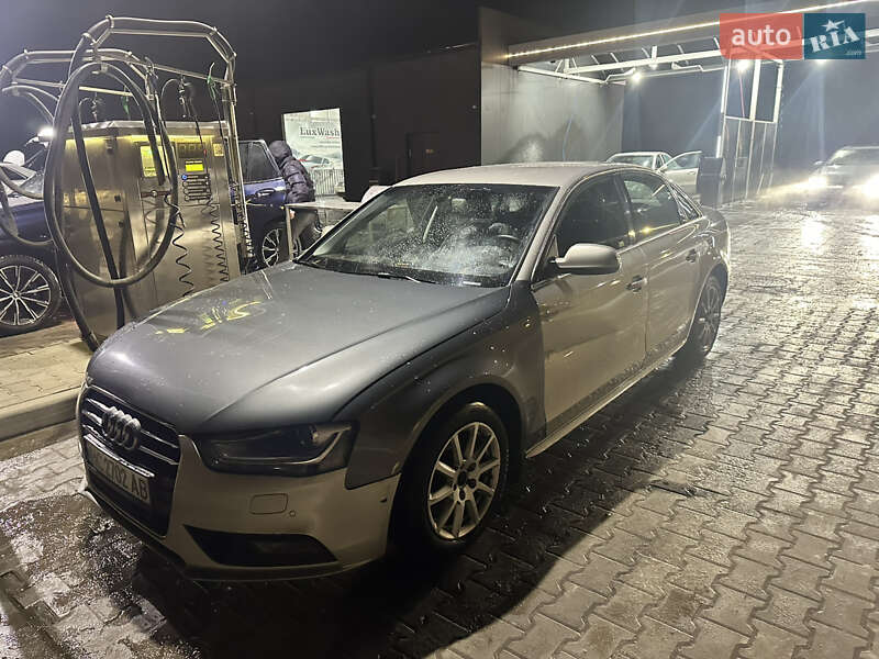 Седан Audi A4 2012 в Львове