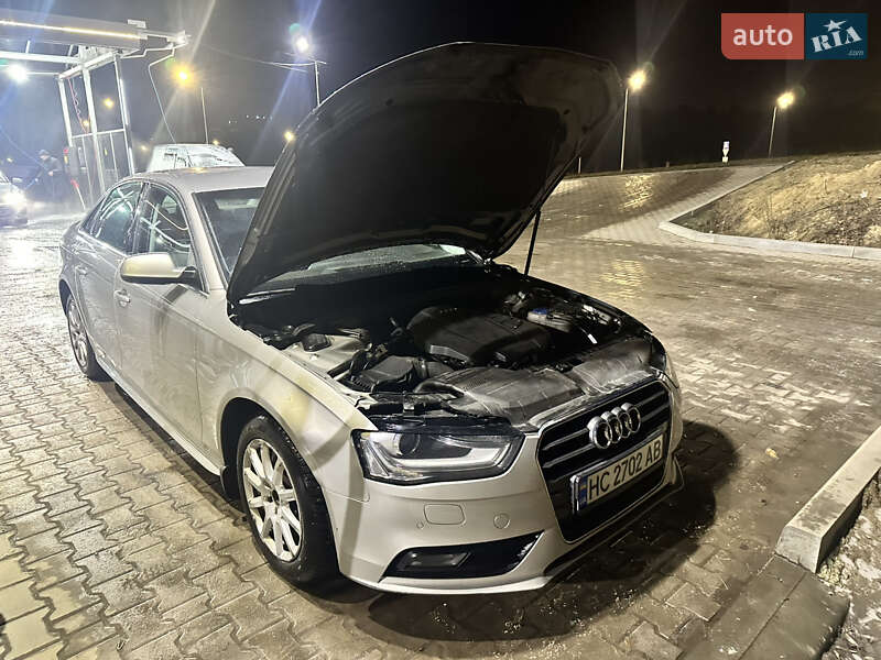 Седан Audi A4 2012 в Львове