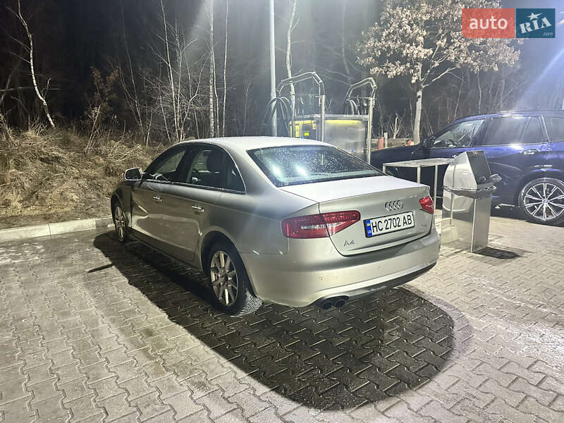 Седан Audi A4 2012 в Львове