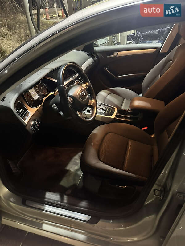 Седан Audi A4 2012 в Львове