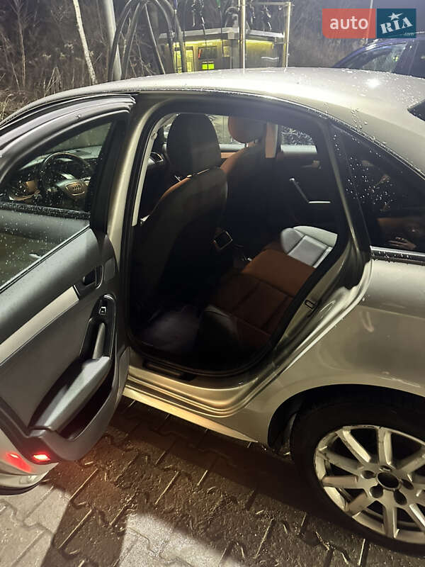 Седан Audi A4 2012 в Львові