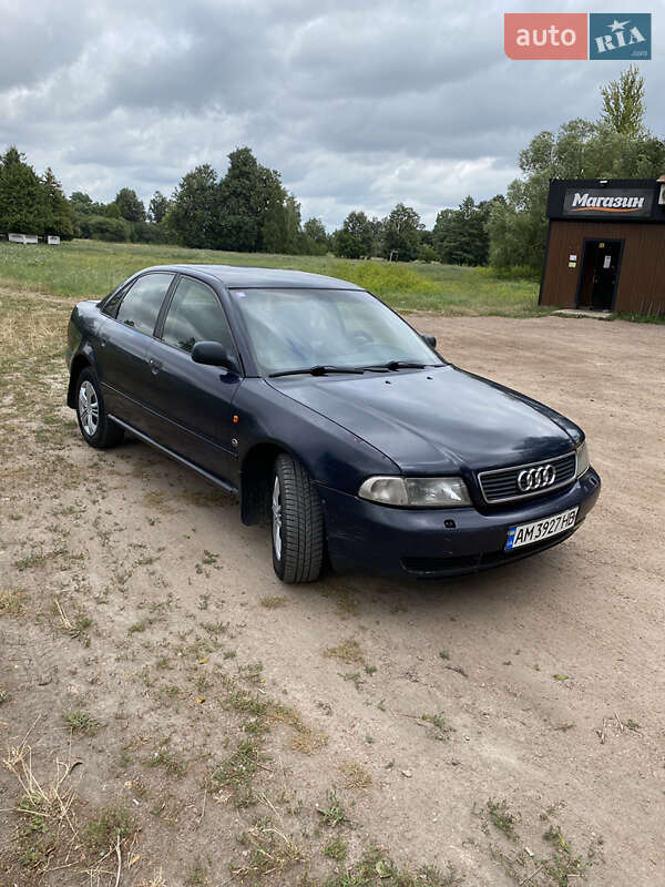 Седан Audi A4 1995 в Черняхове