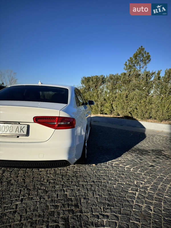 Седан Audi A4 2015 в Днепре