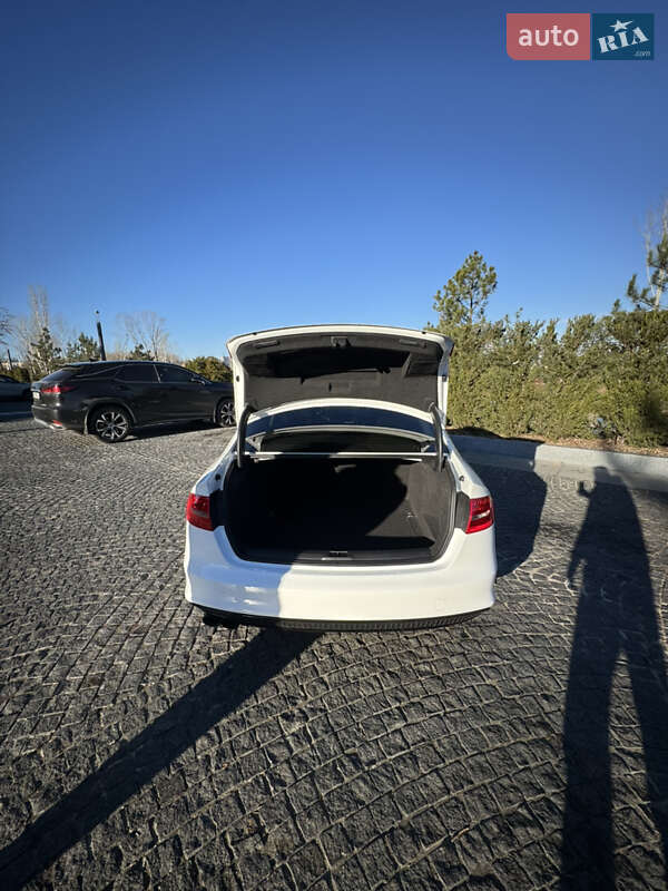 Седан Audi A4 2015 в Днепре