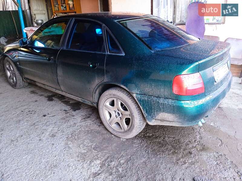 Седан Audi A4 1997 в Благовещенском