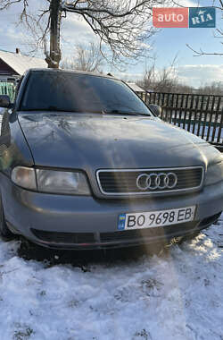 Седан Audi A4 1995 в Волочиську