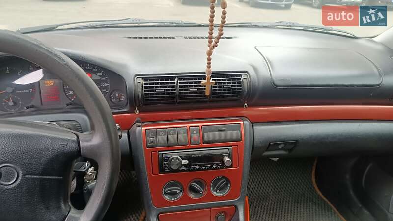 Седан Audi A4 1995 в Черкасах