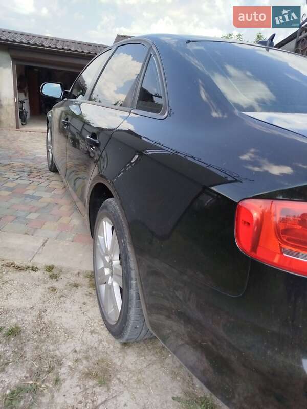 Седан Audi A4 2011 в Волочиську