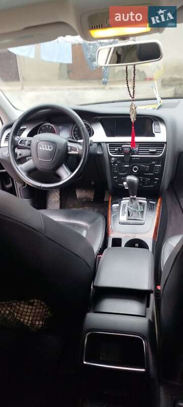 Седан Audi A4 2011 в Волочиську