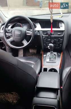 Седан Audi A4 2011 в Волочиську