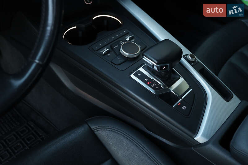 Седан Audi A4 2016 в Мукачево