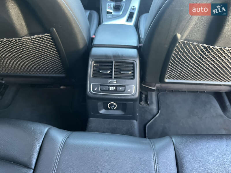 Седан Audi A4 2015 в Львові