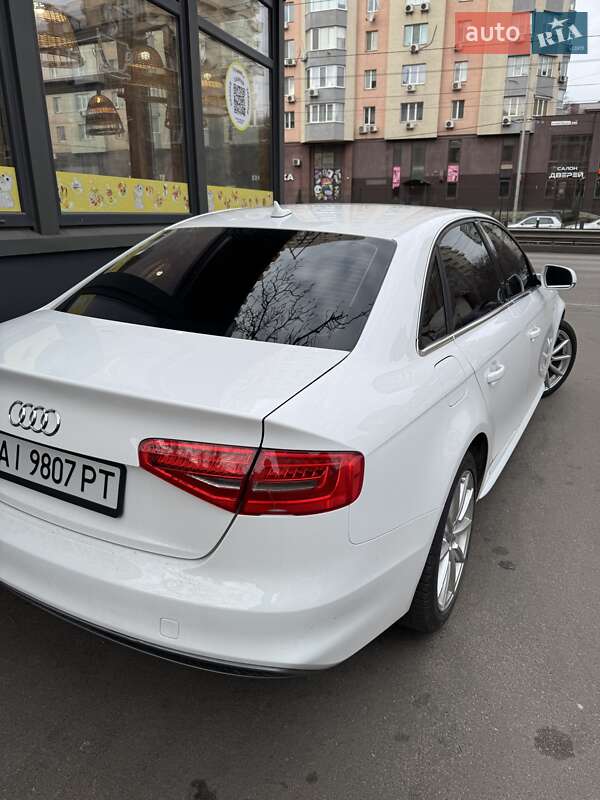 Седан Audi A4 2015 в Гатне