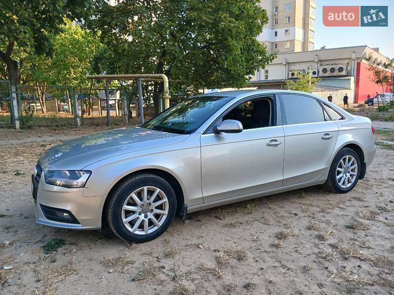 Седан Audi A4 2012 в Сумах