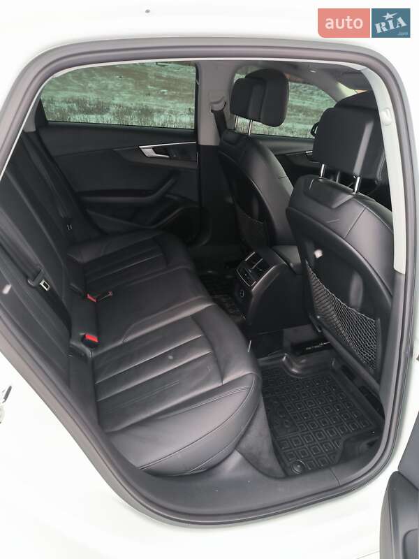 Седан Audi A4 2016 в Ромнах