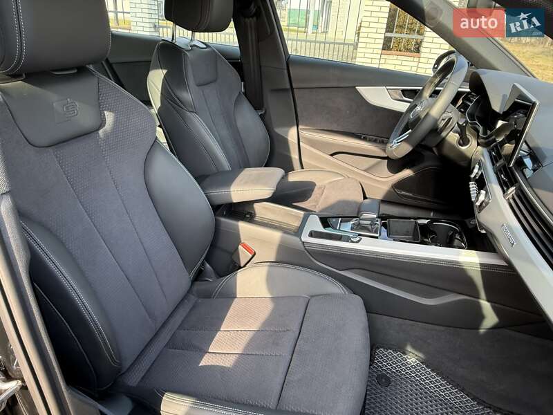 Седан Audi A4 2022 в Львове
