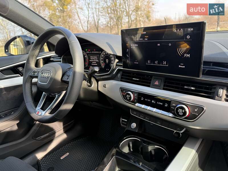 Седан Audi A4 2022 в Львове