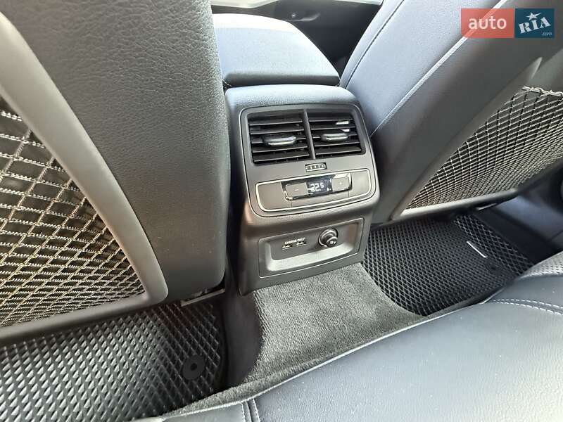 Седан Audi A4 2022 в Львове
