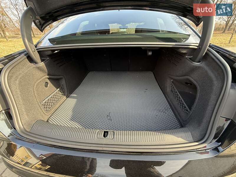 Седан Audi A4 2022 в Львове