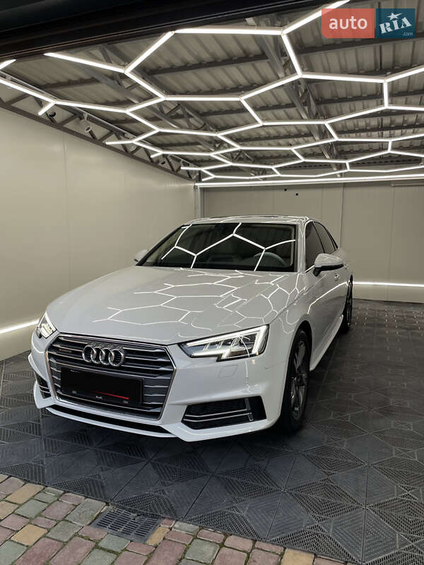 Седан Audi A4 2017 в Ужгороде