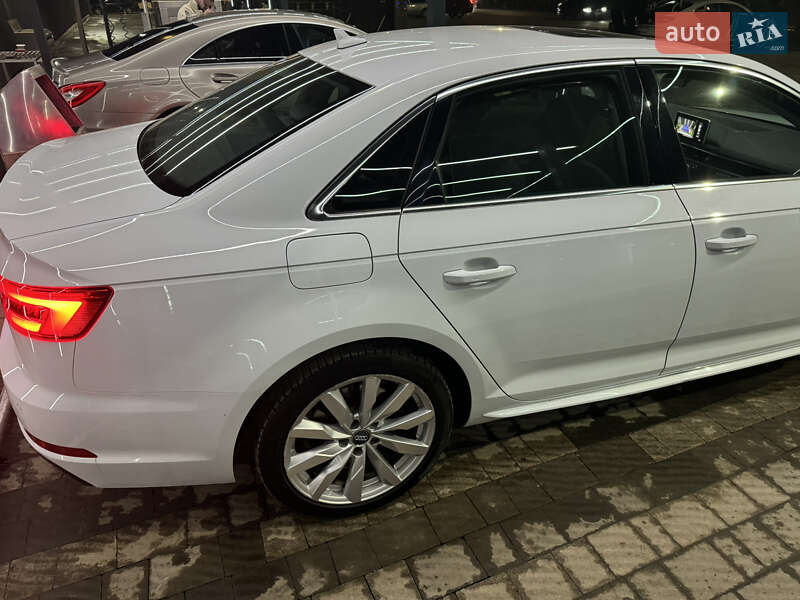 Седан Audi A4 2016 в Ужгороді