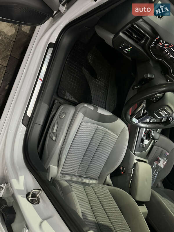 Седан Audi A4 2016 в Ужгороді