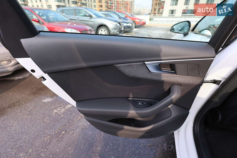 Седан Audi A4 2017 в Киеве