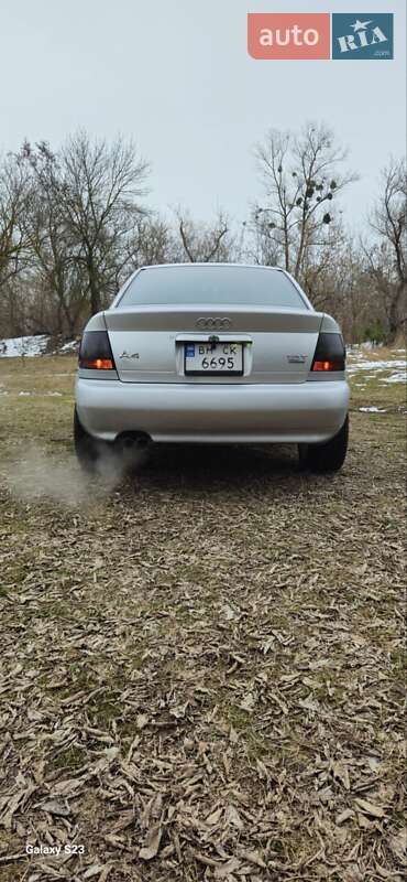 Седан Audi A4 2000 в Ромнах