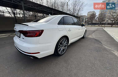 Седан Audi A4 2018 в 