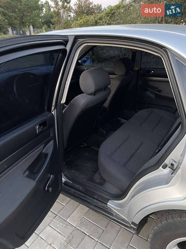 Седан Audi A4 1997 в Хороле