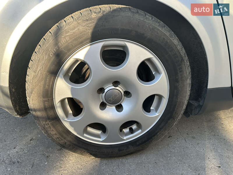 Седан Audi A4 2002 в Одессе