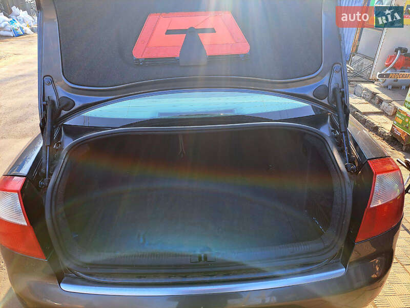 Седан Audi A4 2004 в Лохвице