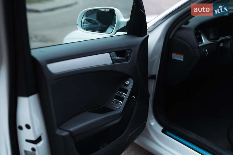 Седан Audi A4 2015 в Львові