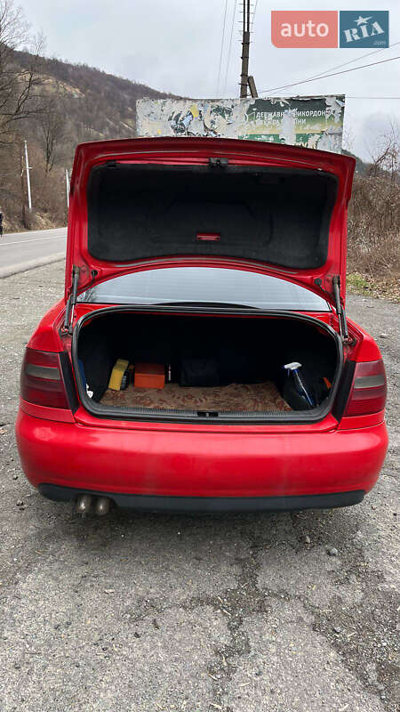 Седан Audi A4 1996 в Рахове