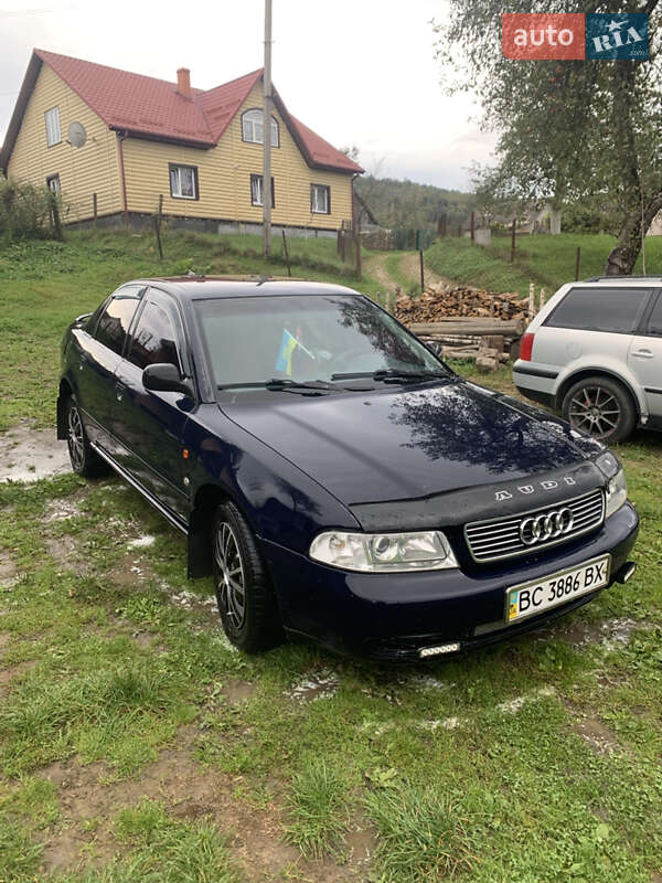 Седан Audi A4 1996 в Стрелках